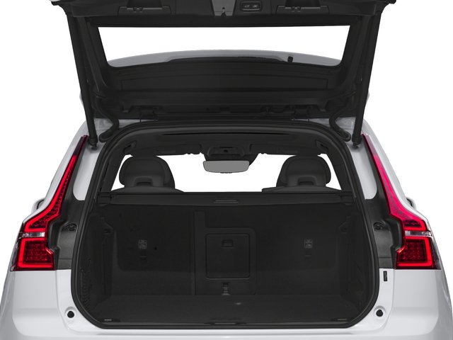 Used 2018 Volvo XC60 T6 Momentum w/ Convenience Package image 4