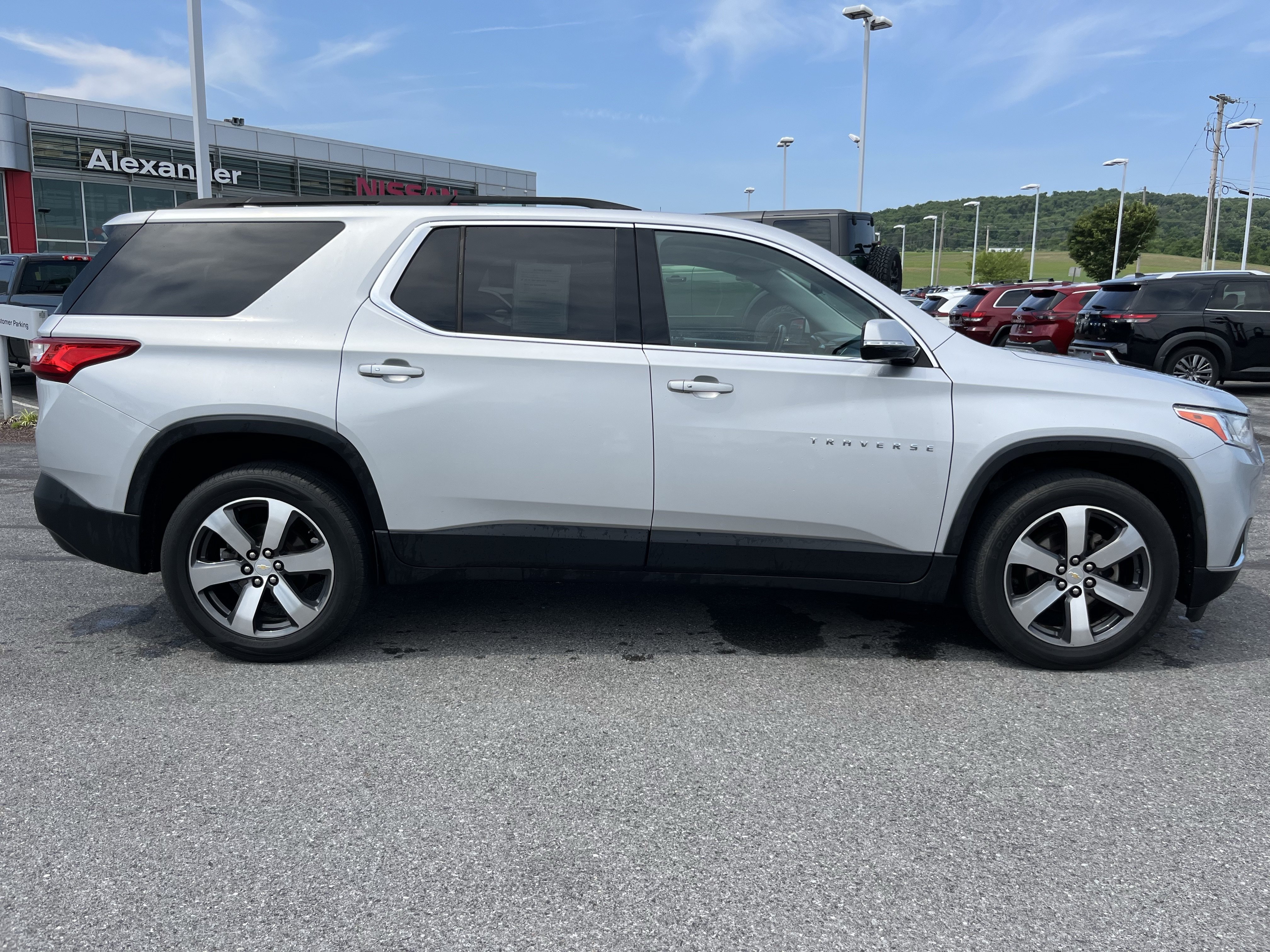Used 2019 Chevrolet Traverse LT w/ LT Premium Package AWD/4WD image 2