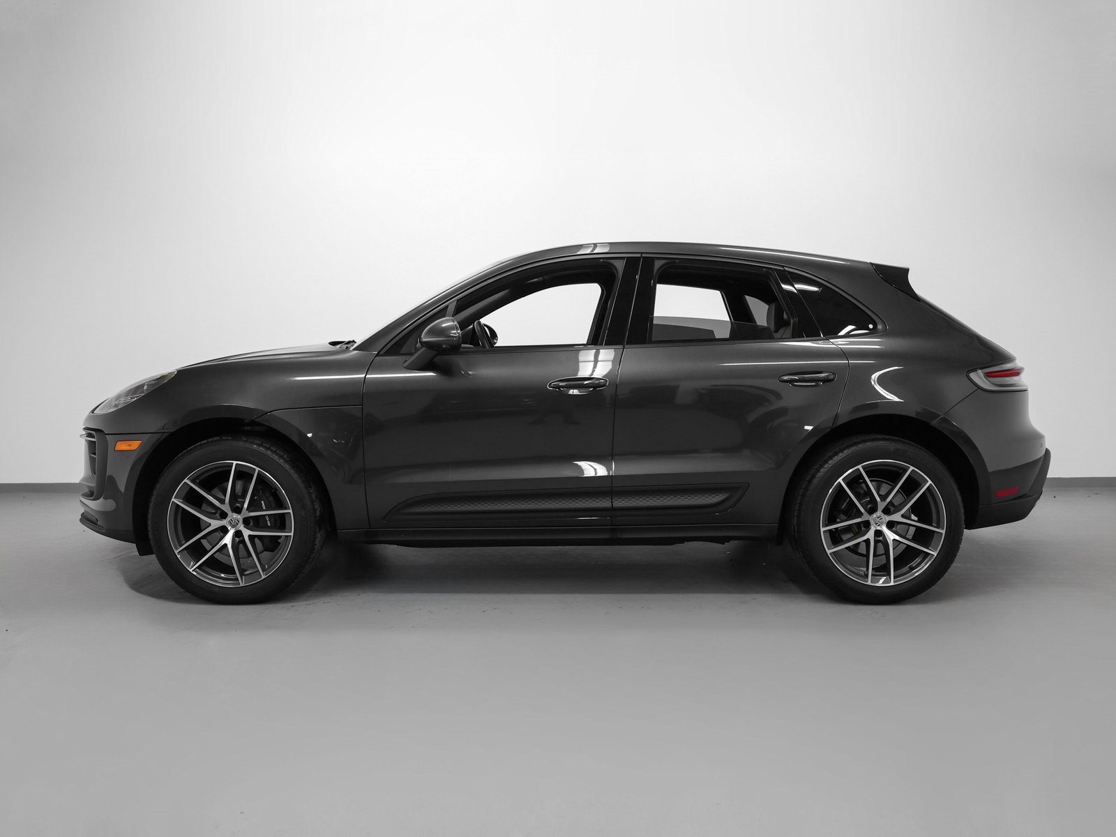 Used 2025 Porsche Macan image 2