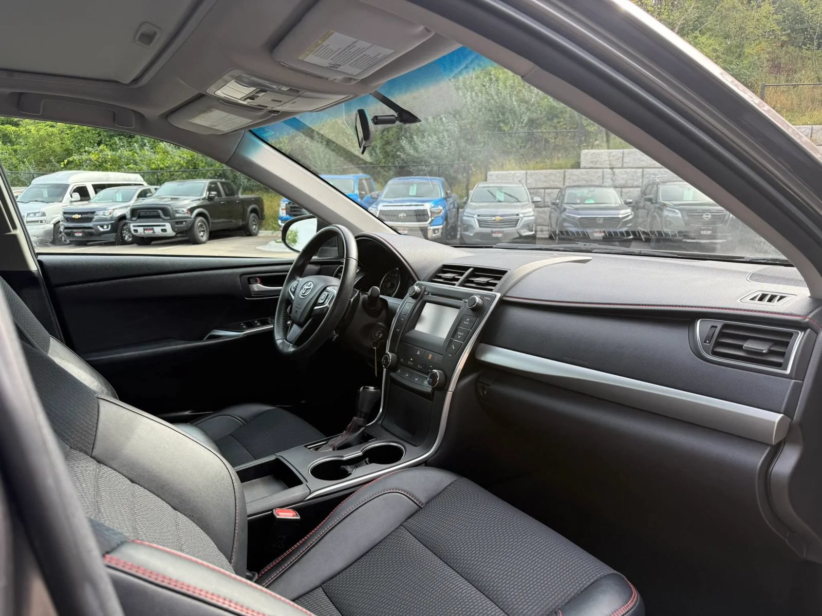 Used 2017 Toyota Camry SE w/ Moonroof Package FWD image 12