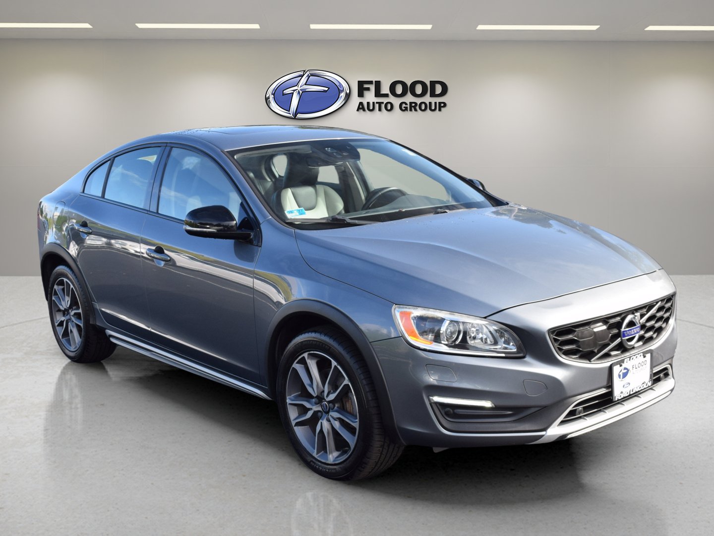Used 2018 Volvo S60 T5 Cross Country Platinum AWD/4WD image 1