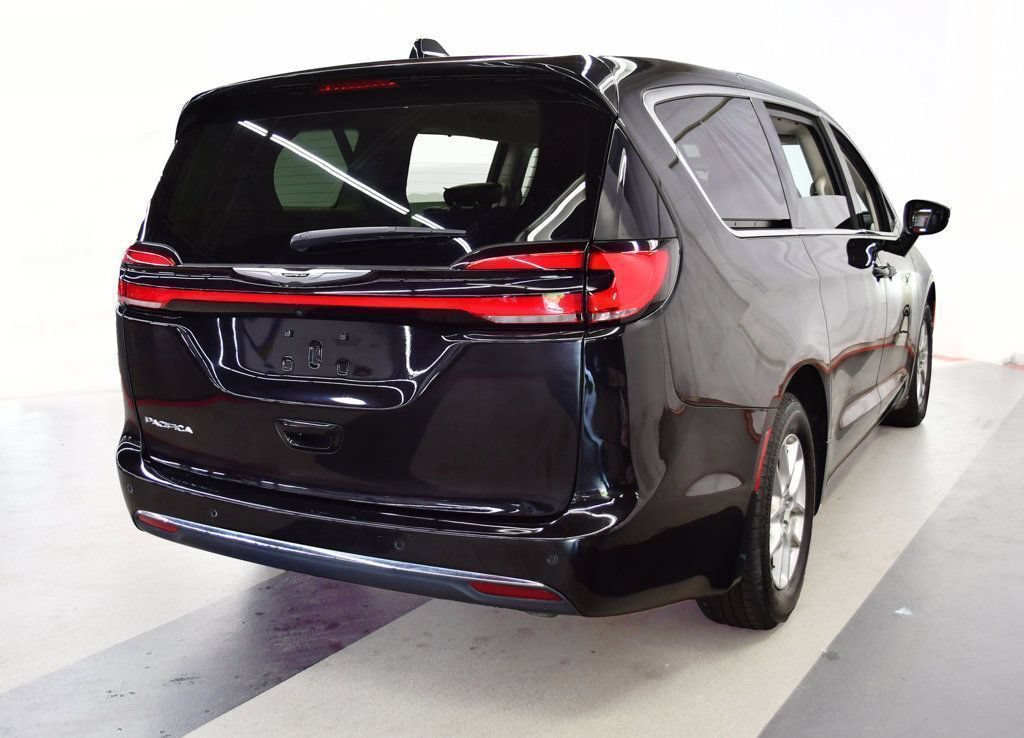 Used 2024 Chrysler Pacifica Touring-L FWD image 25