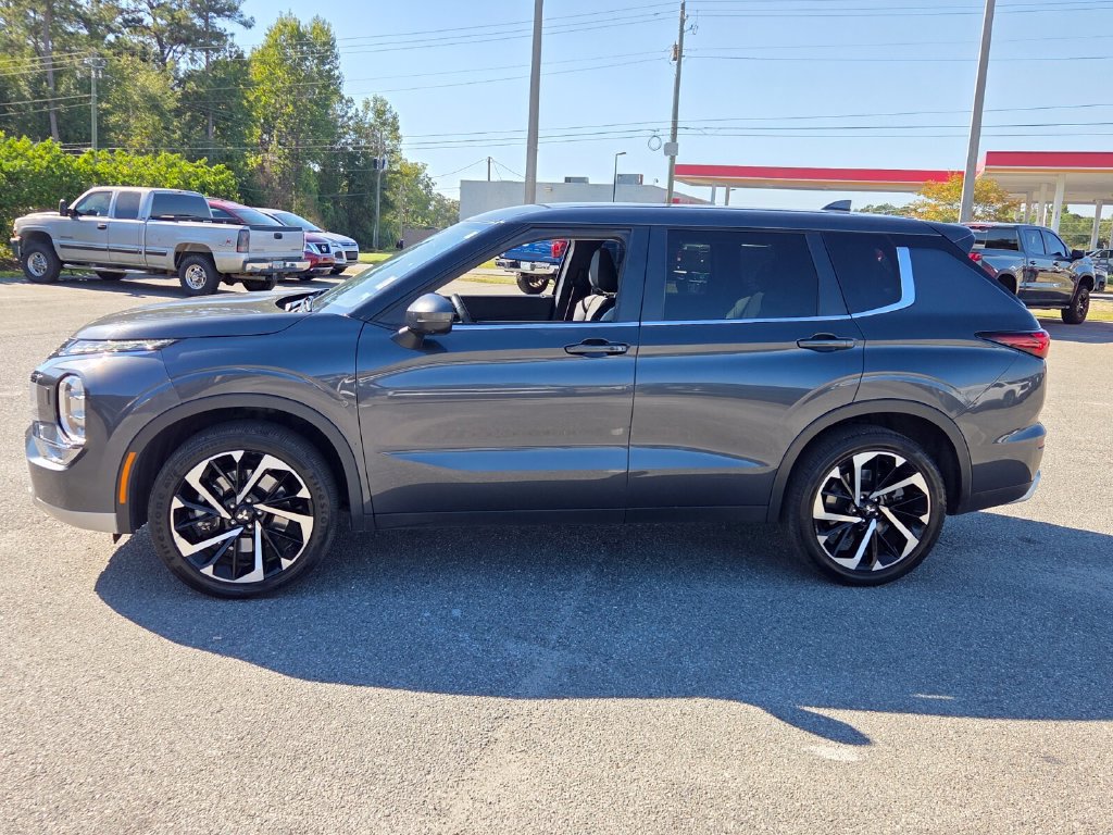 Used 2024 Mitsubishi Outlander AWD image 2