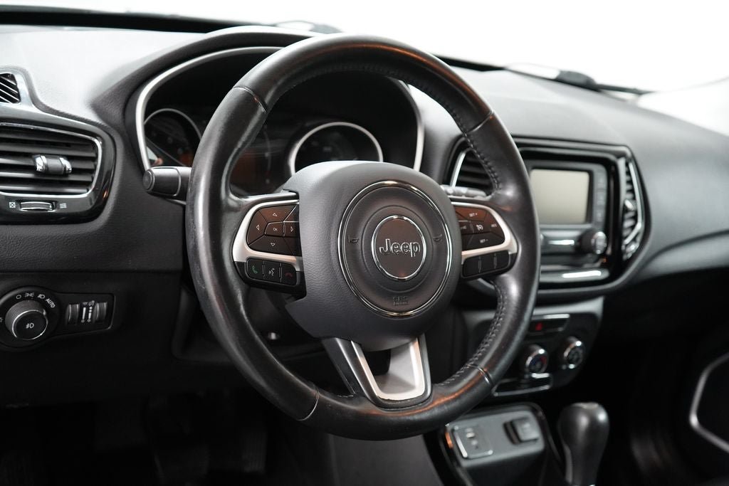 Used 2018 Jeep Compass Latitude FWD image 11