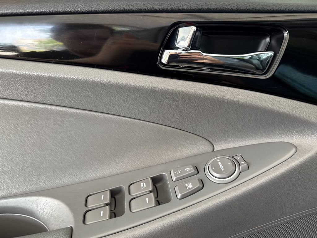 Used 2014 Hyundai Sonata Limited w/ Technology Package 05 FWD image 10