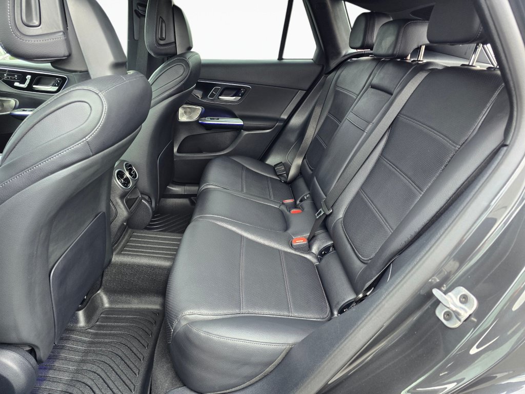 Used 2025 Mercedes-Benz GLC 300 4MATIC image 18