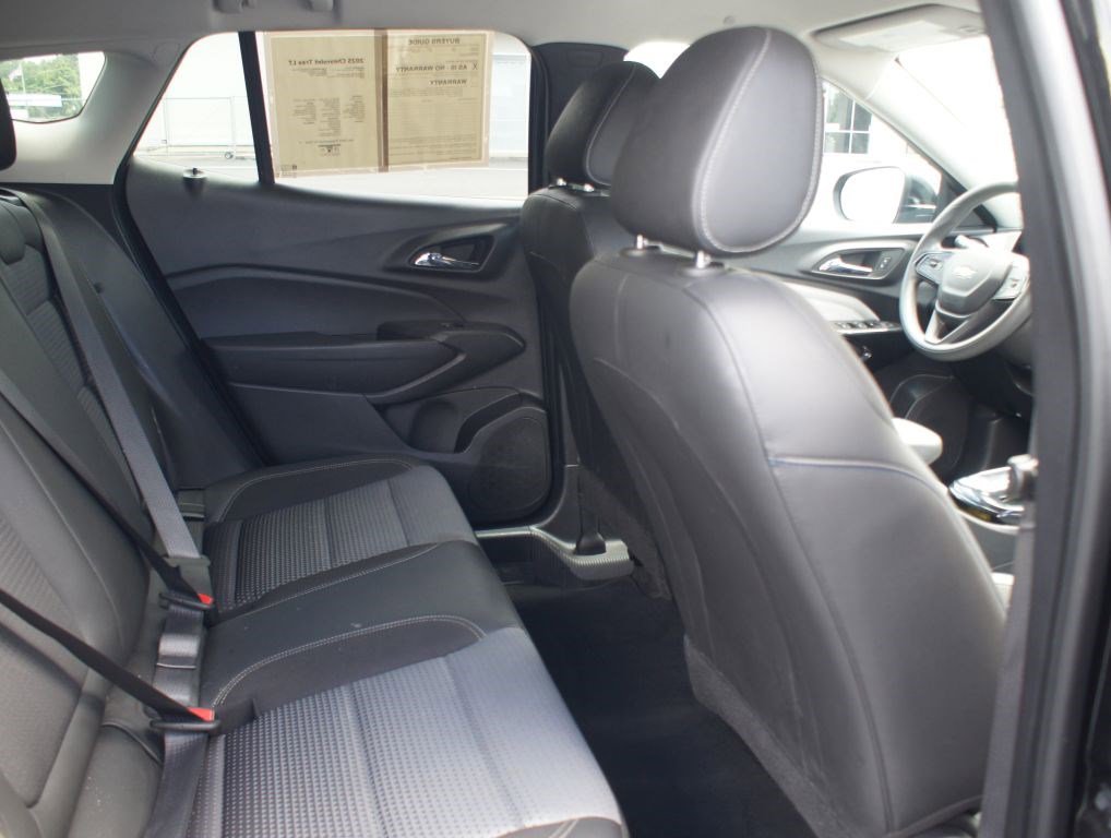 Used 2025 Chevrolet Trax LT FWD image 20