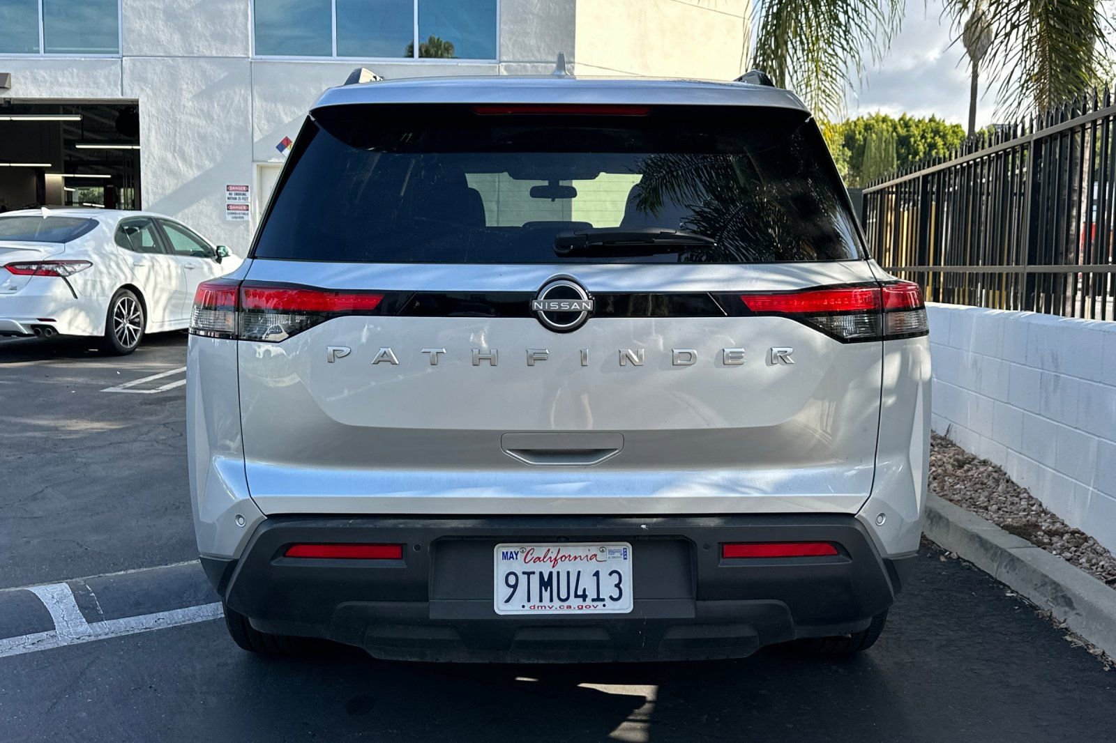 Used 2025 Nissan Pathfinder SV FWD image 5