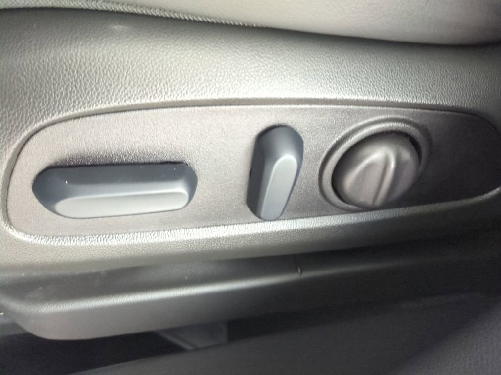 Used 2025 Buick Encore GX Avenir w/ Avenir Technology Package image 22