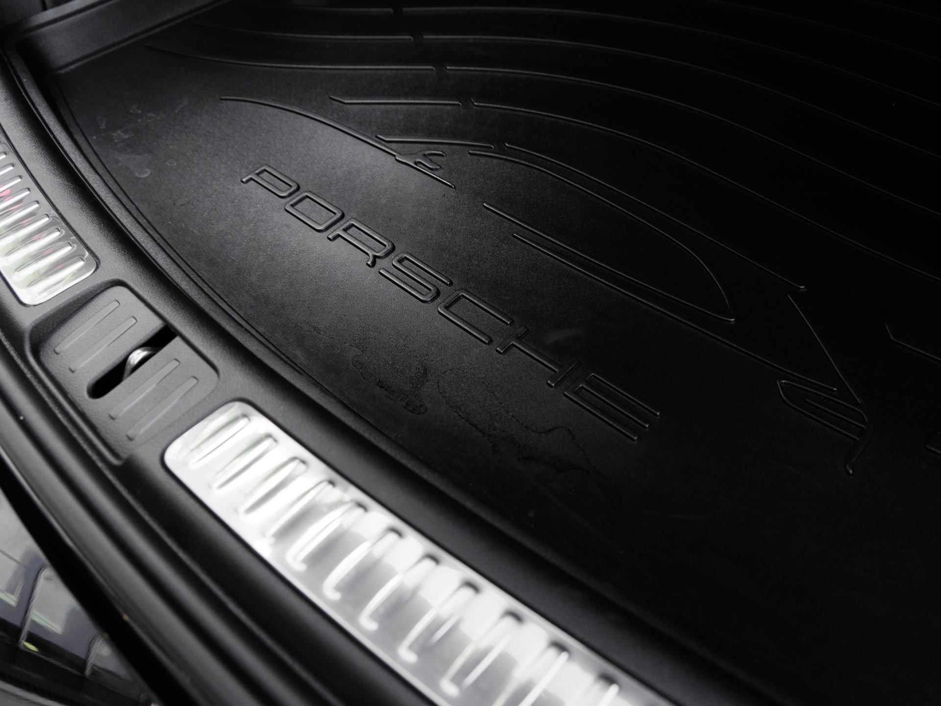 Certified 2025 Porsche Macan AWD/4WD image 29