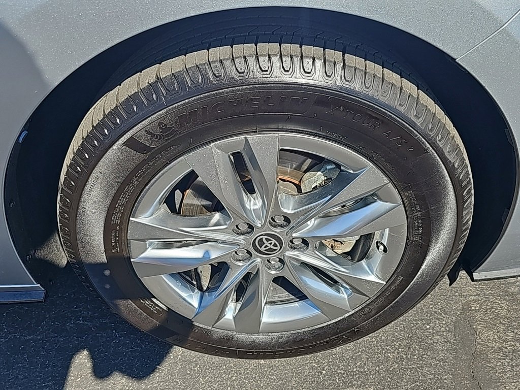 Used 2021 Toyota Sienna Limited image 12