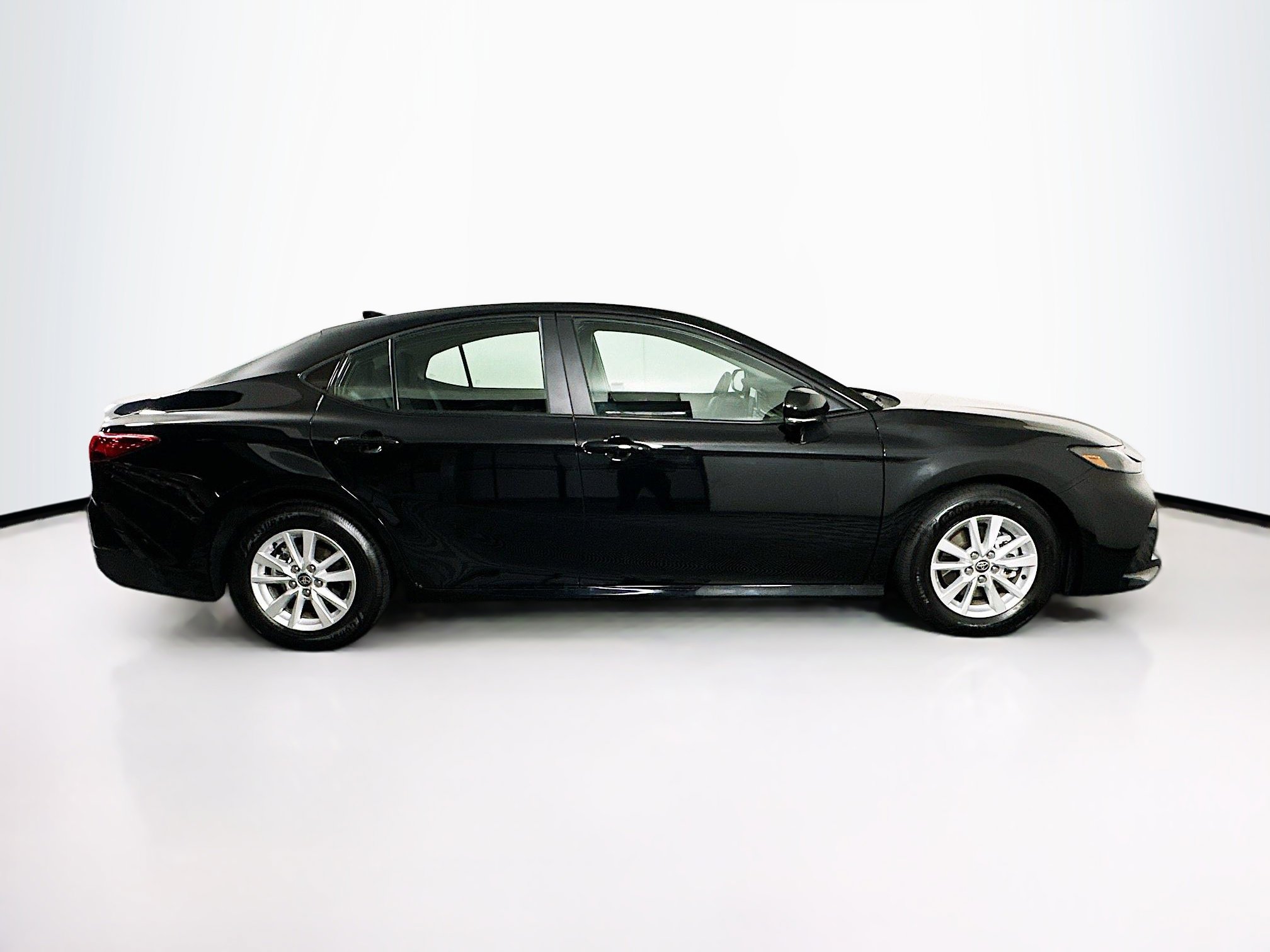 Used 2025 Toyota Camry LE image 10