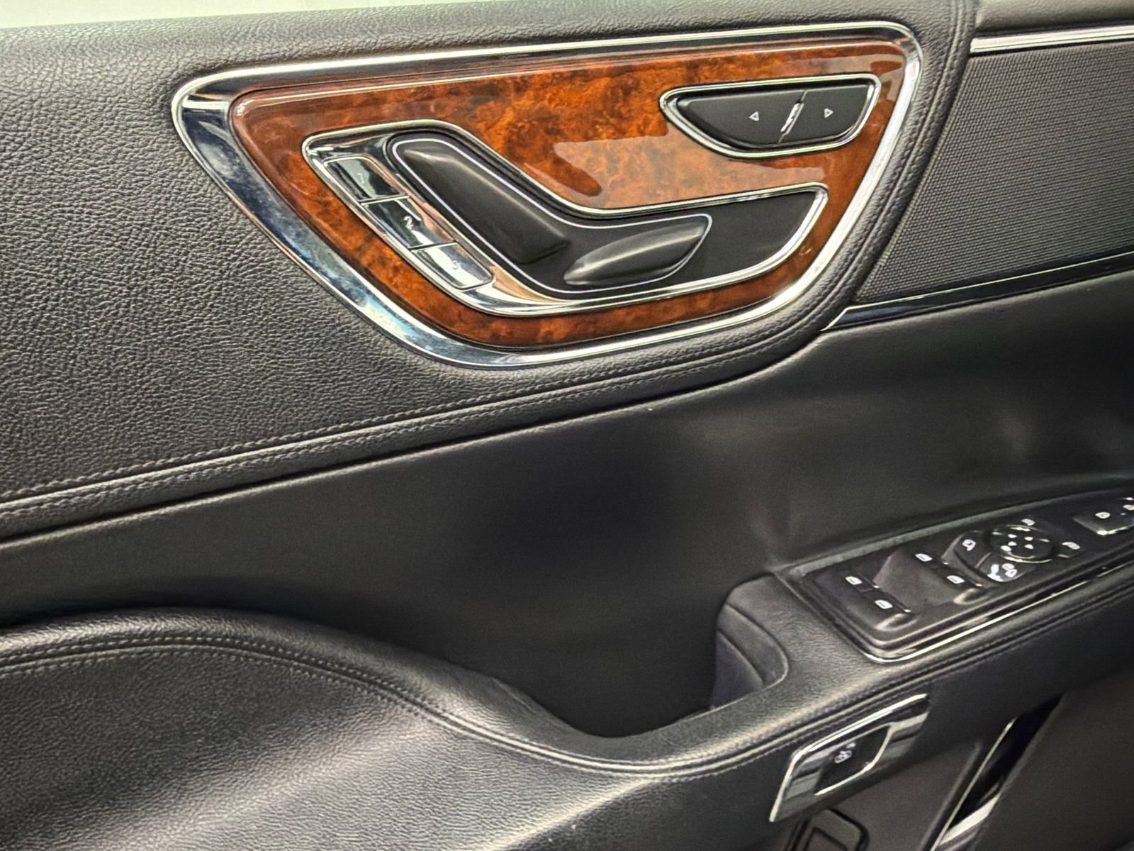 Used 2020 Lincoln Continental AWD w/ Premium Package image 34