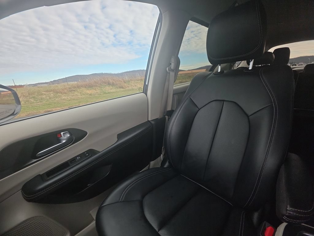 Used 2024 Chrysler Pacifica Touring-L FWD image 24