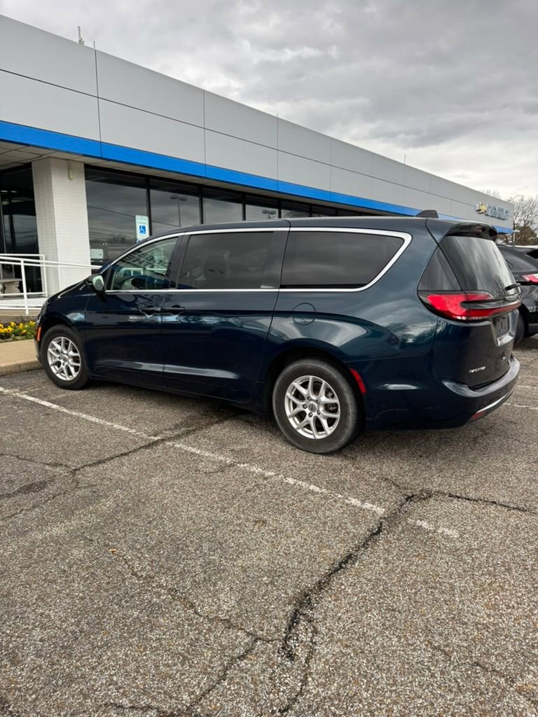Used 2023 Chrysler Pacifica Touring-L image 4