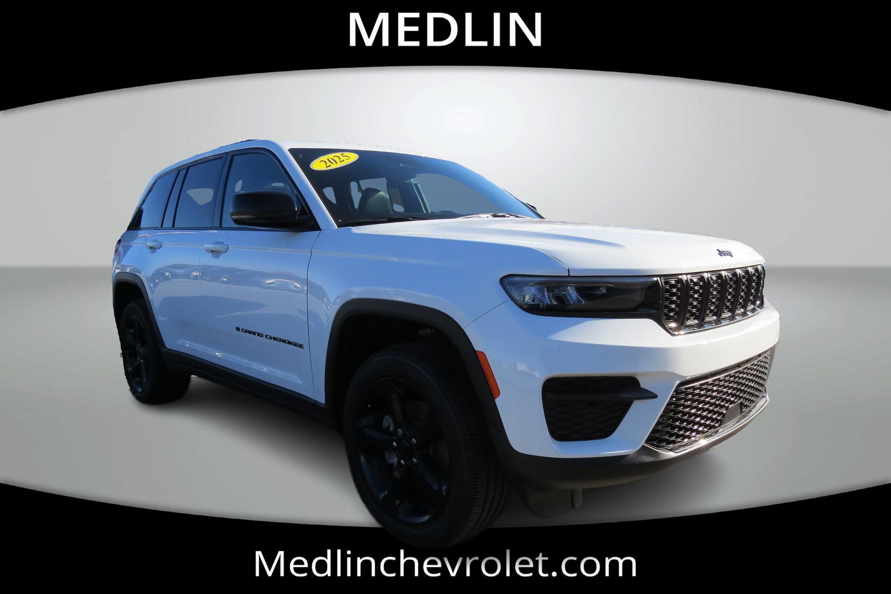 Used 2025 Jeep Grand Cherokee 4WD image 2