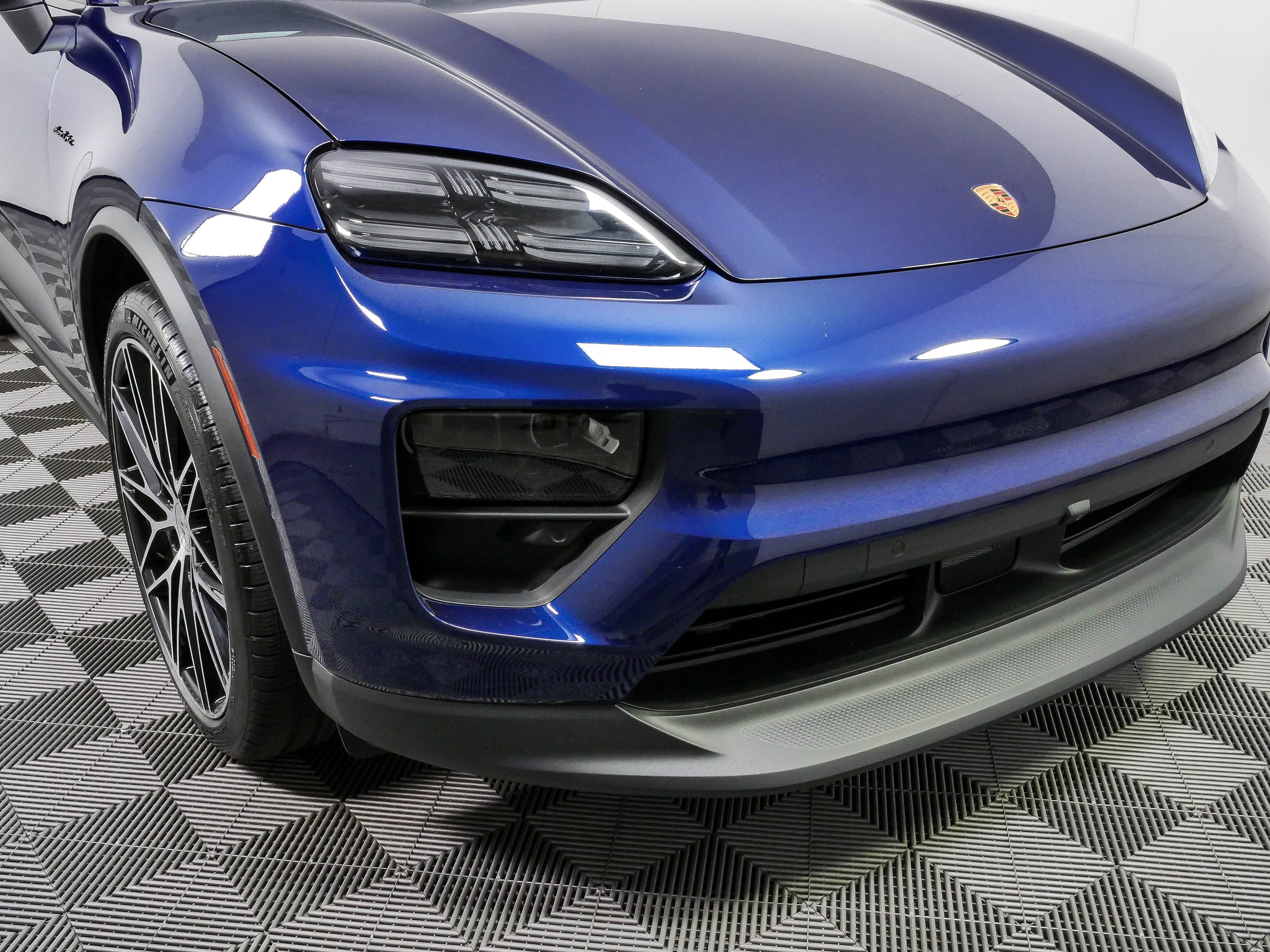 Certified 2025 Porsche Macan Electric RWD image 39