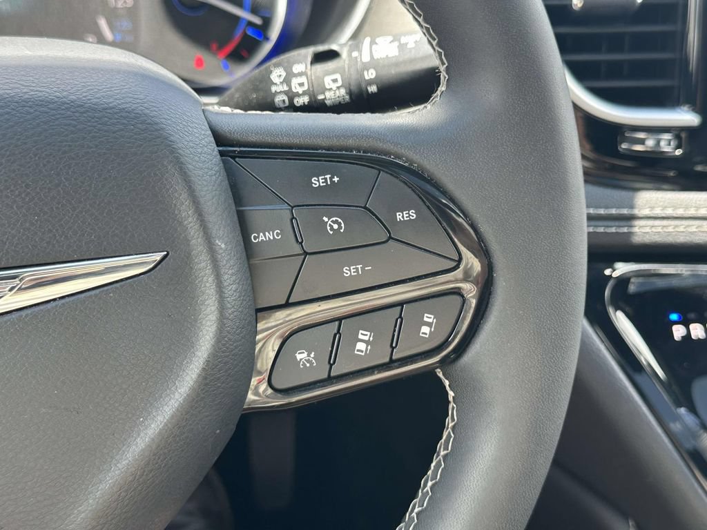 Used 2023 Chrysler Pacifica Limited w/ Uconnect Theater Family Group FWD image 25