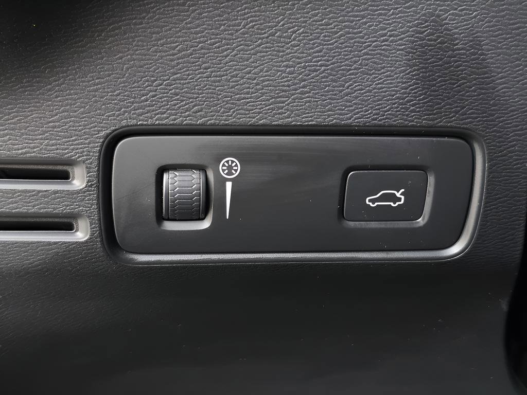 Used 2020 Volvo XC40 T5 Momentum image 24