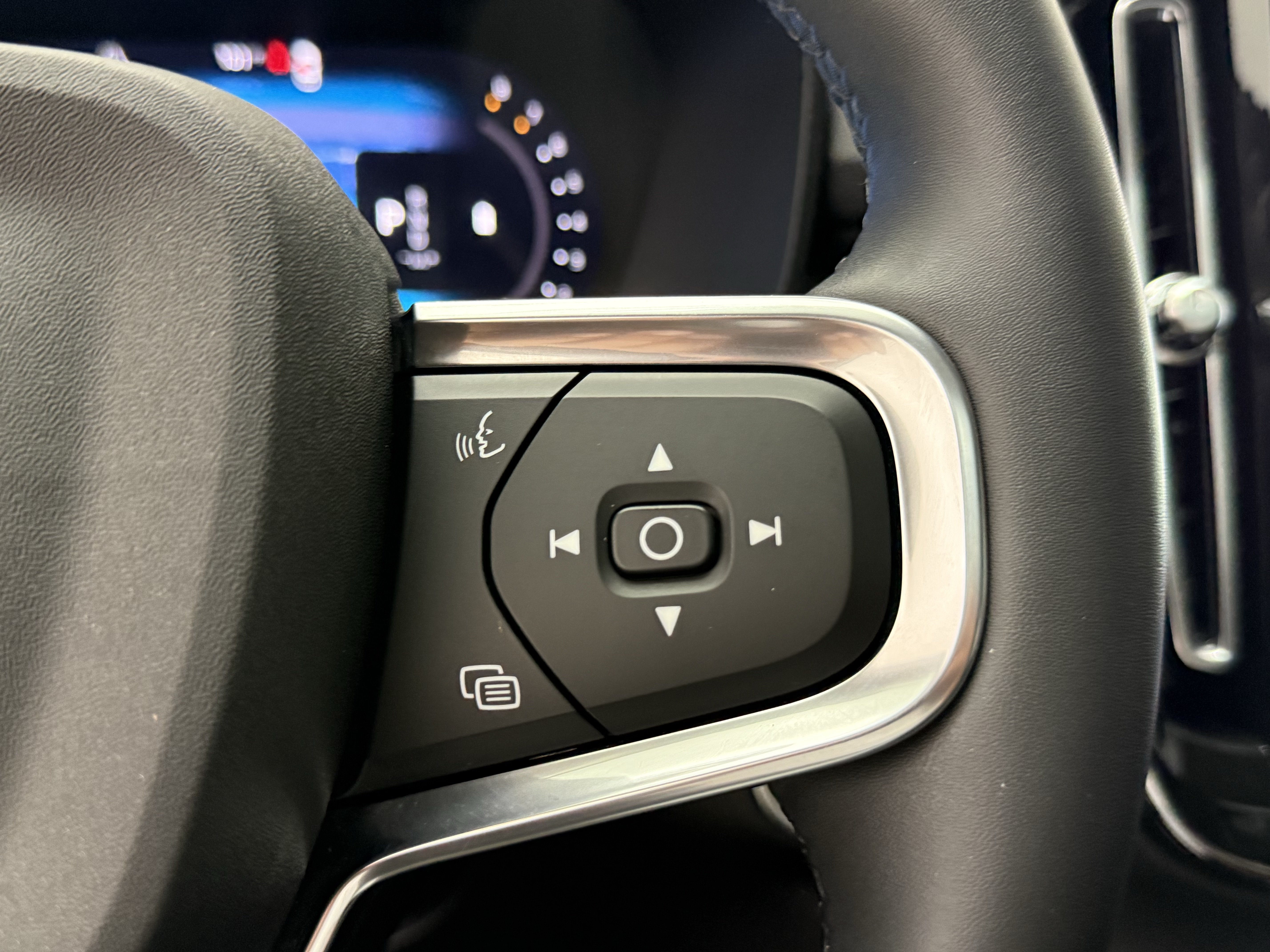 Certified 2023 Volvo XC40 B5 Plus w/ Driver Assist Package AWD/4WD image 19