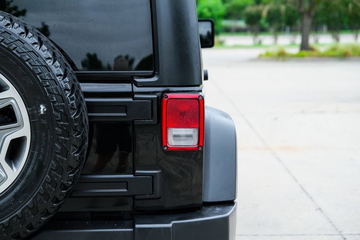 Used 2014 Jeep Wrangler Unlimited Rubicon w/ Connectivity Group AWD/4WD image 21