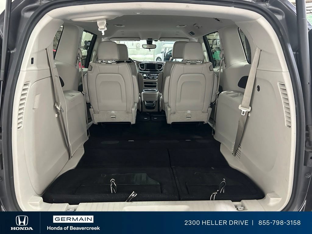 Used 2018 Chrysler Pacifica Touring-L FWD image 31