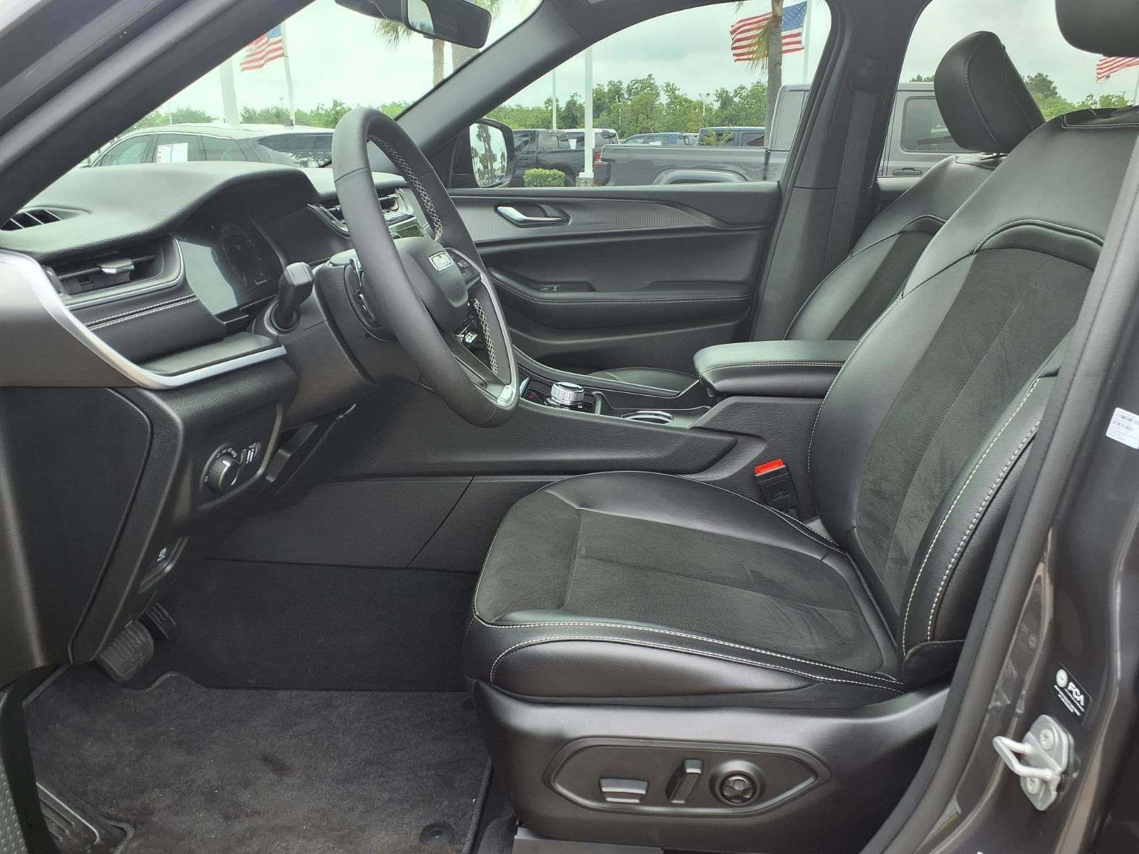 Used 2025 Jeep Grand Cherokee Altitude AWD/4WD image 25