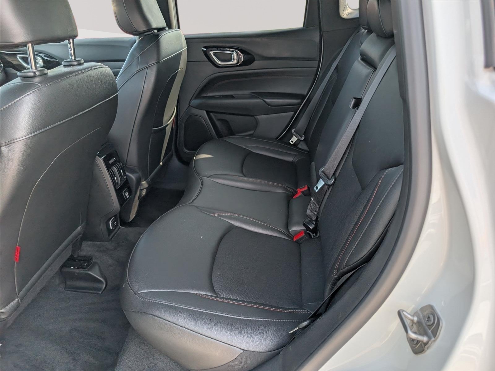 Used 2025 Jeep Compass Trailhawk AWD/4WD image 13