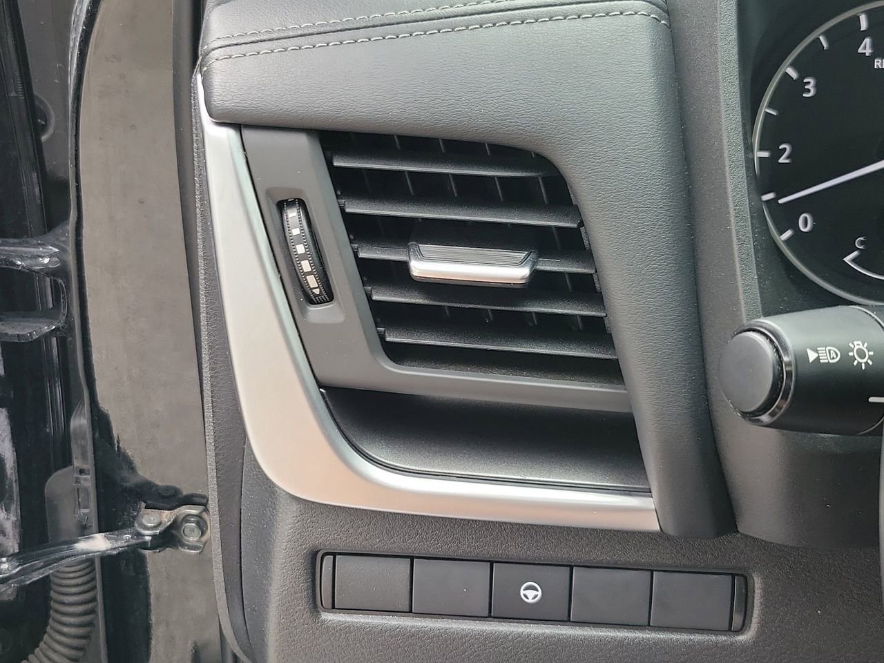 Used 2025 Nissan Rogue SV image 32