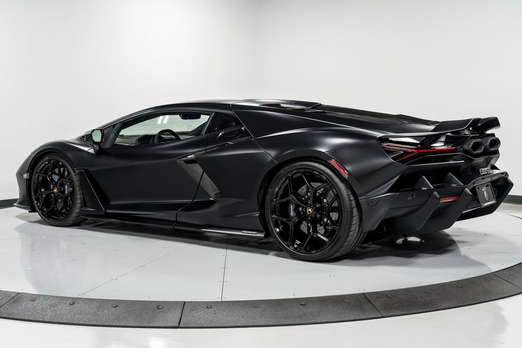 Used 2024 Lamborghini Revuelto image 5