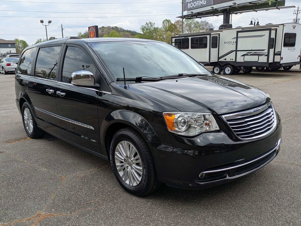 Used 2013 Chrysler Town & Country Limited w/ Luxury Group FWD image 2