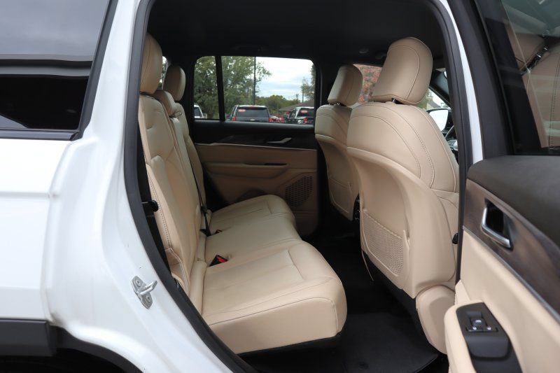Used 2023 Jeep Grand Cherokee Limited AWD/4WD image 17