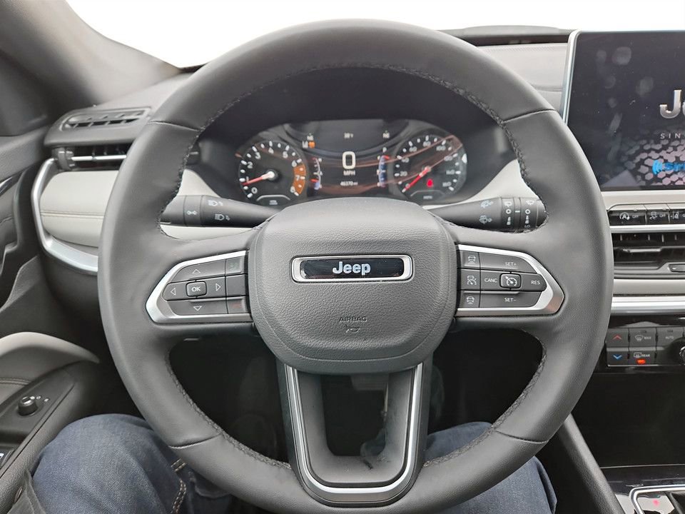 Used 2025 Jeep Compass Limited image 13