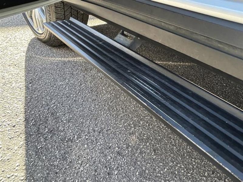 Used 2021 GMC Yukon XL Denali w/ Denali Premium Package image 10