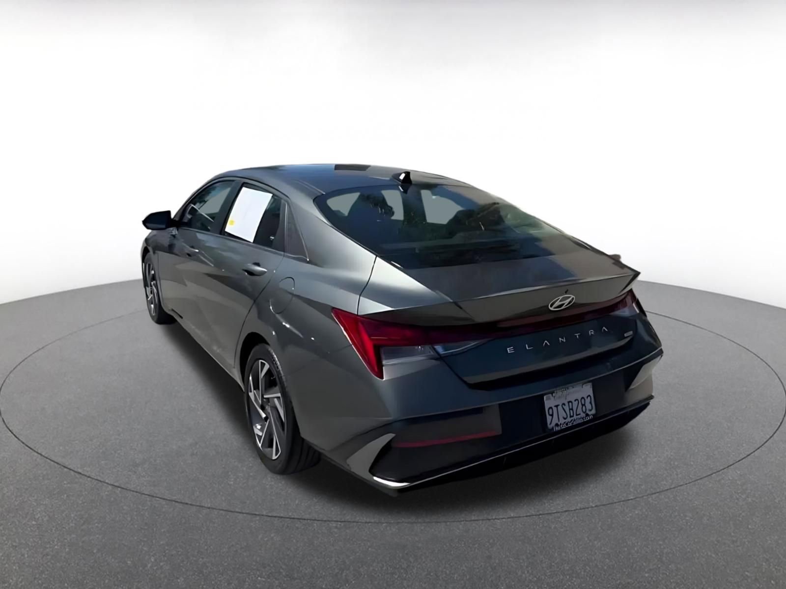 Used 2025 Hyundai Elantra Limited image 11