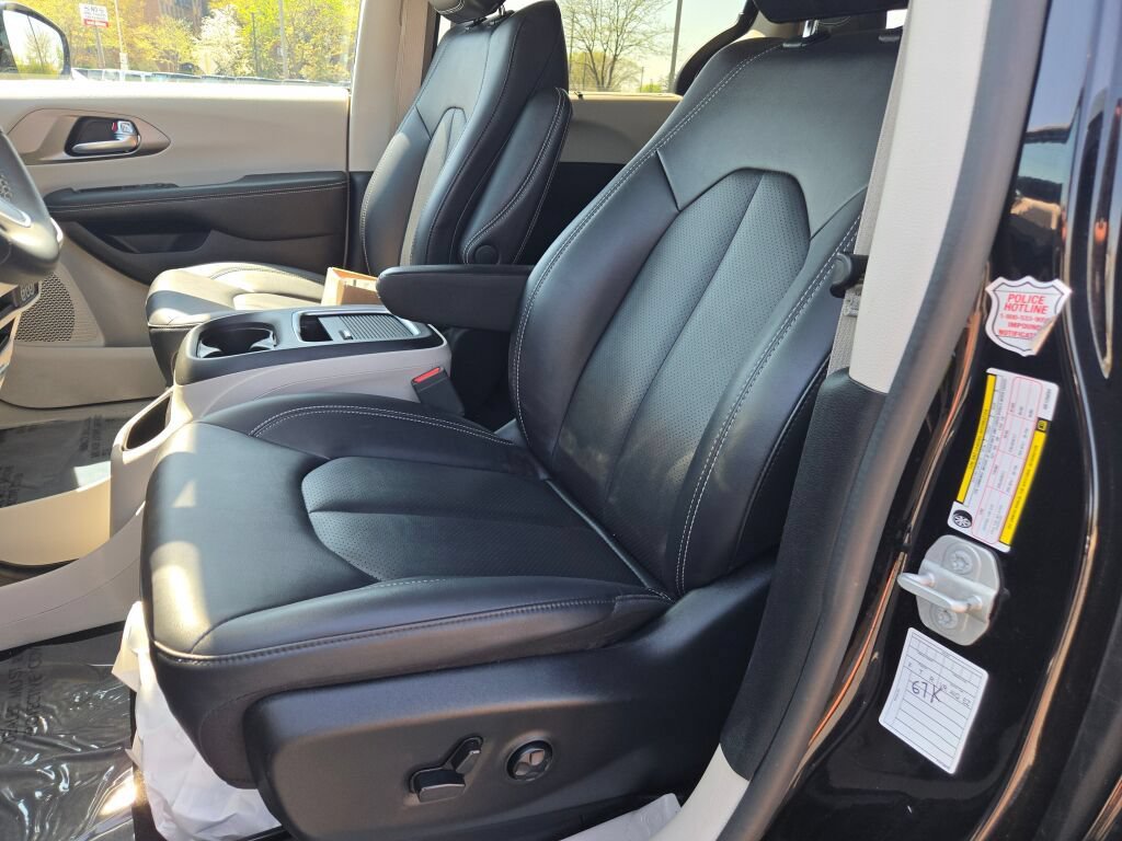 Certified 2024 Chrysler Pacifica Touring-L FWD image 29