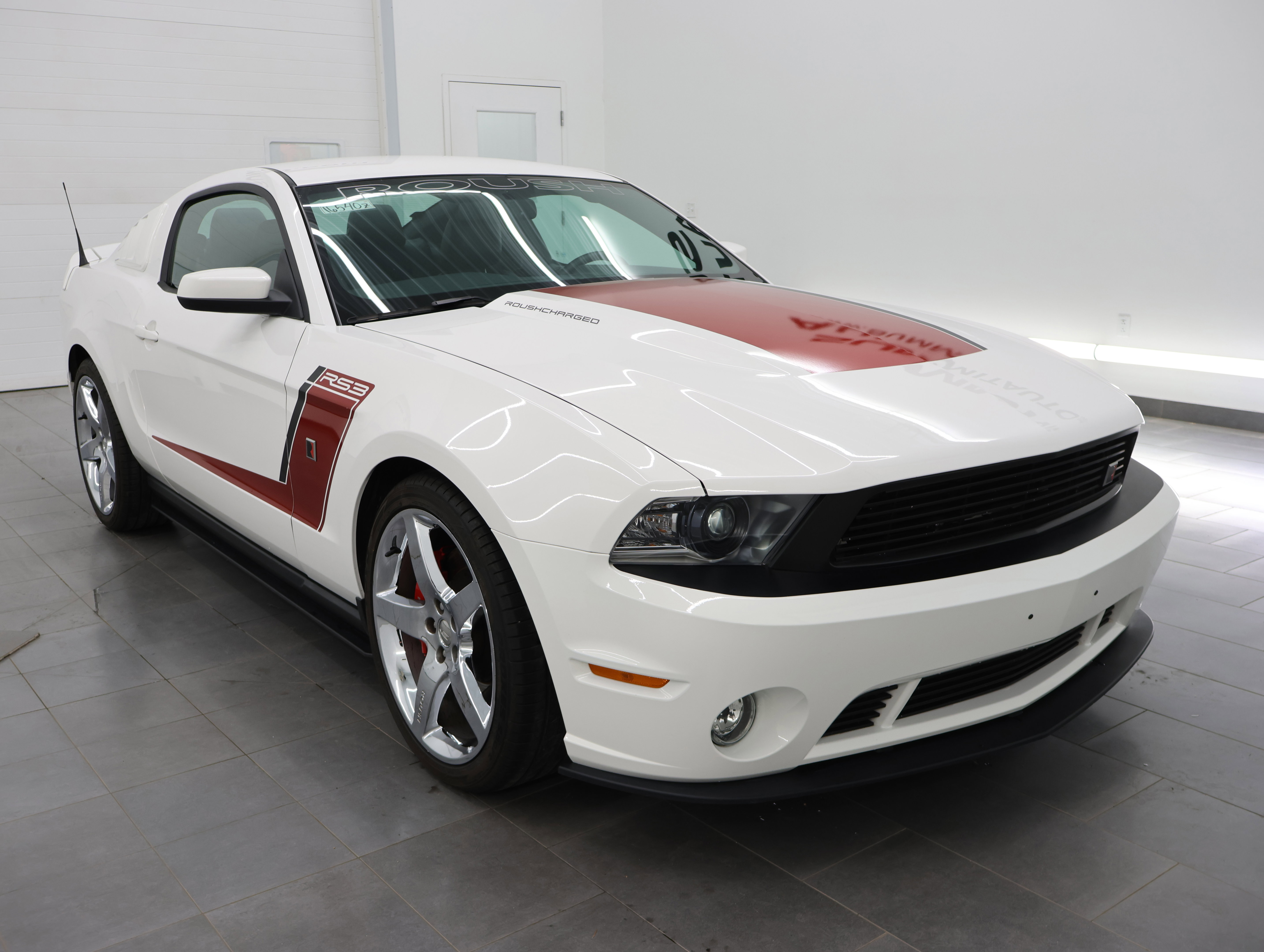 Used 2012 Ford Mustang GT Premium w/ HID Headlamps & Security Pkg RWD image 2