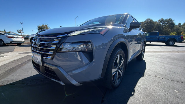Used 2025 Nissan Rogue SL FWD image 9