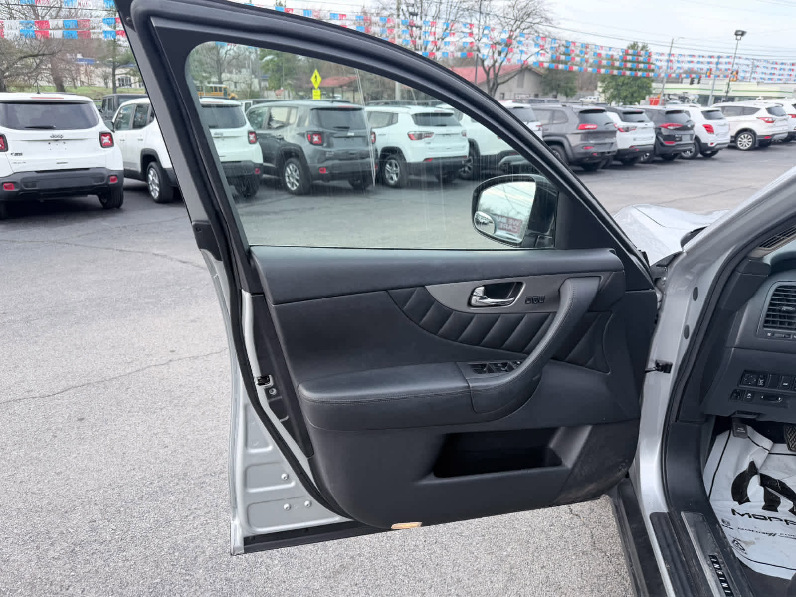 Used 2017 INFINITI QX70 AWD w/ Premium Package image 16