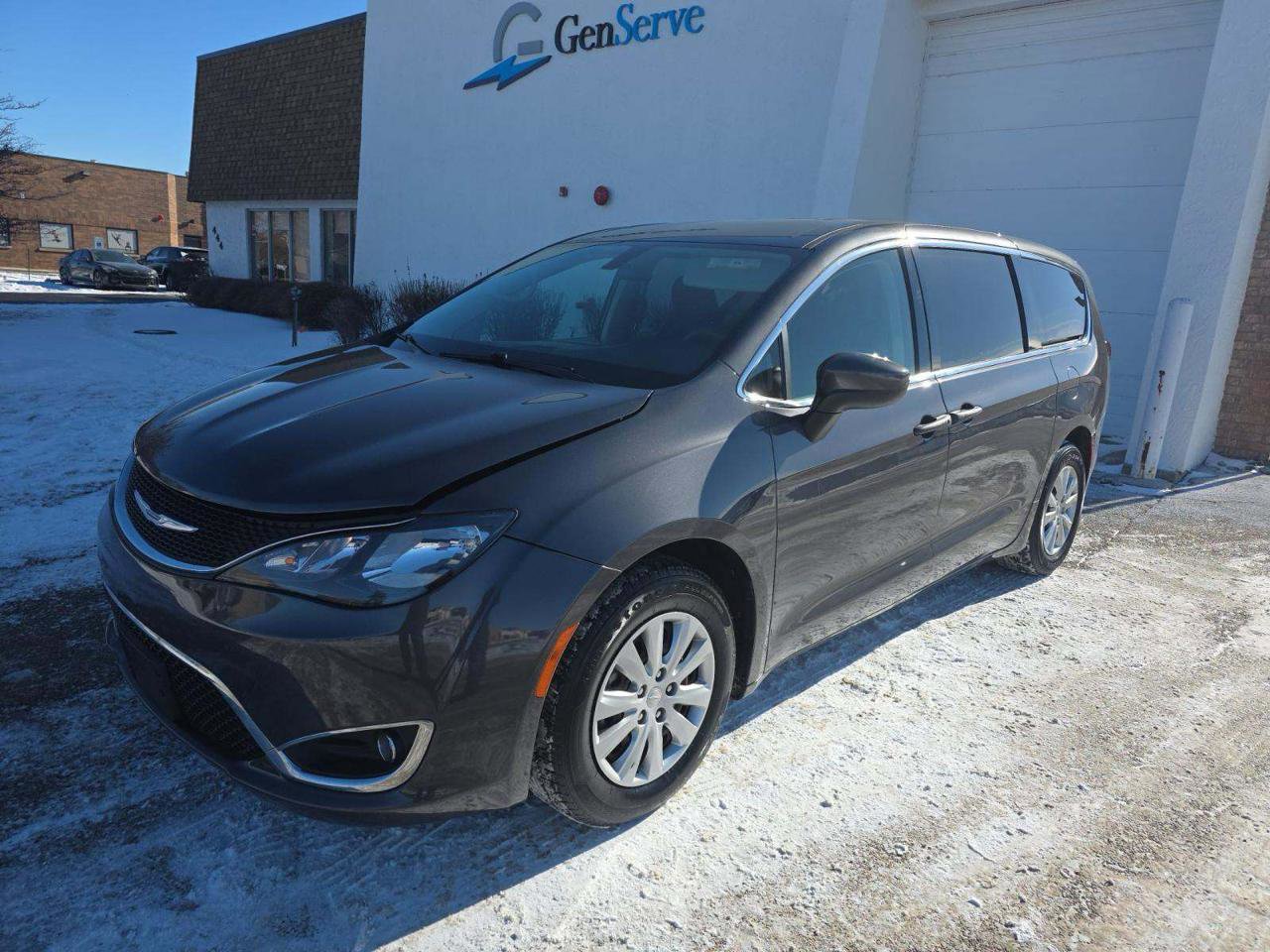 Used 2021 Chrysler Voyager L image 1