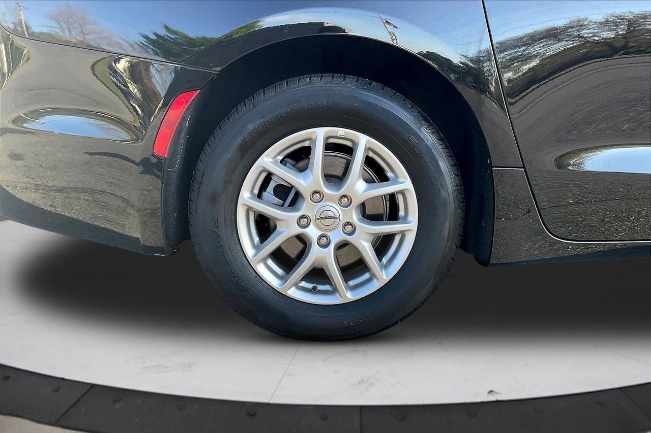 Used 2025 Chrysler Pacifica Select image 37