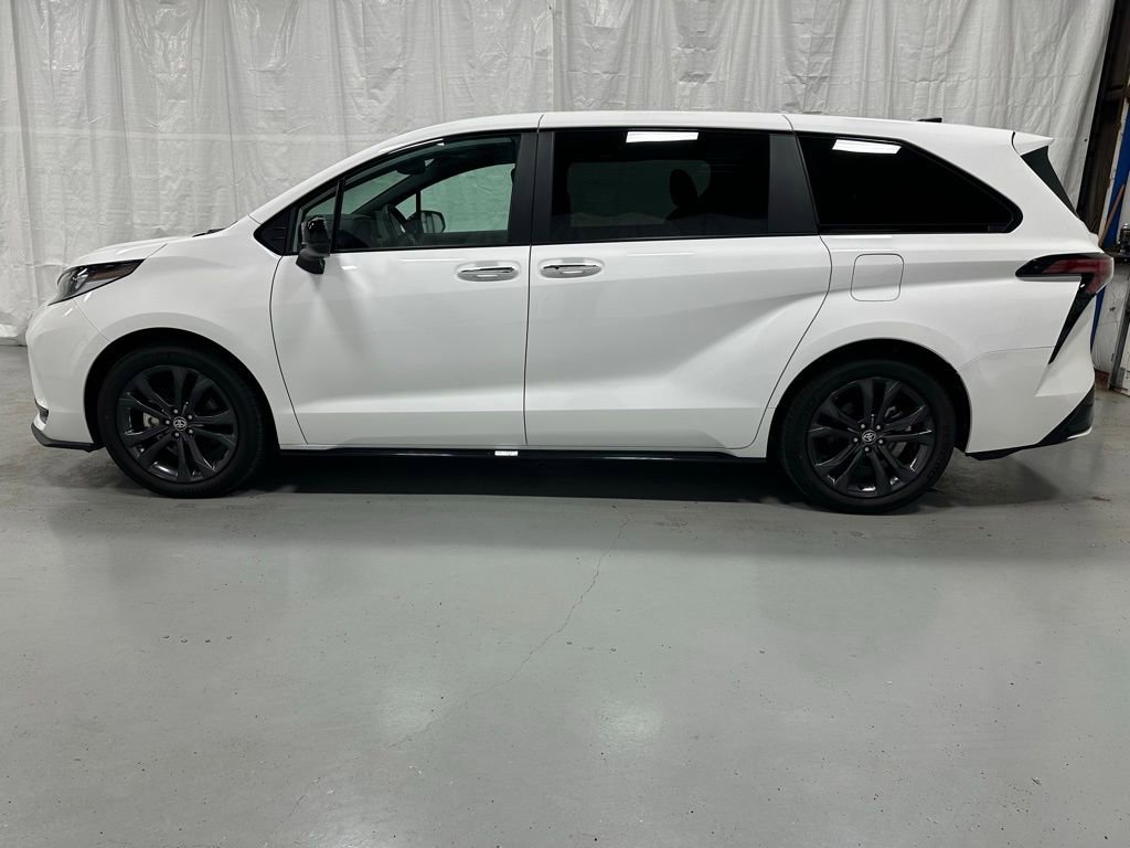Used 2025 Toyota Sienna XSE image 4