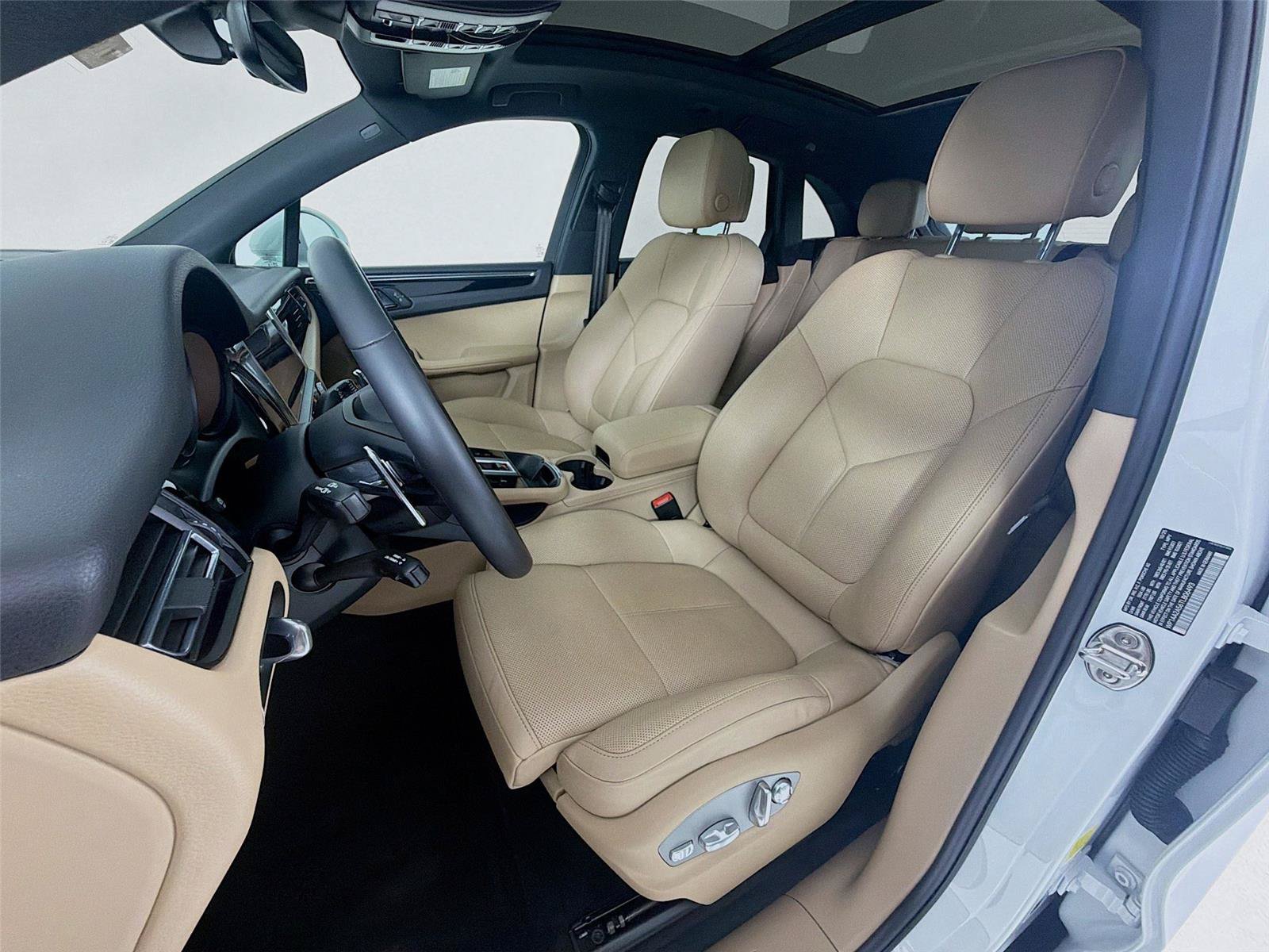 Certified 2026 Porsche Macan Turbo AWD/4WD image 5