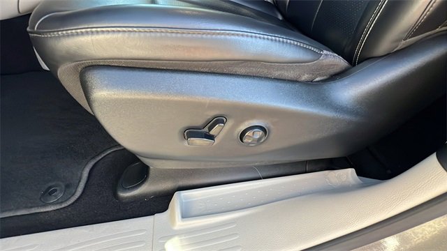 Used 2023 Chrysler Pacifica Touring-L image 18