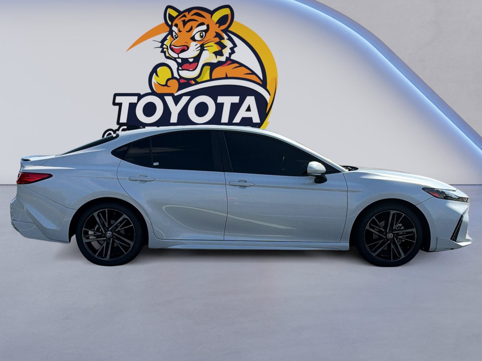 Used 2025 Toyota Camry XSE FWD image 4
