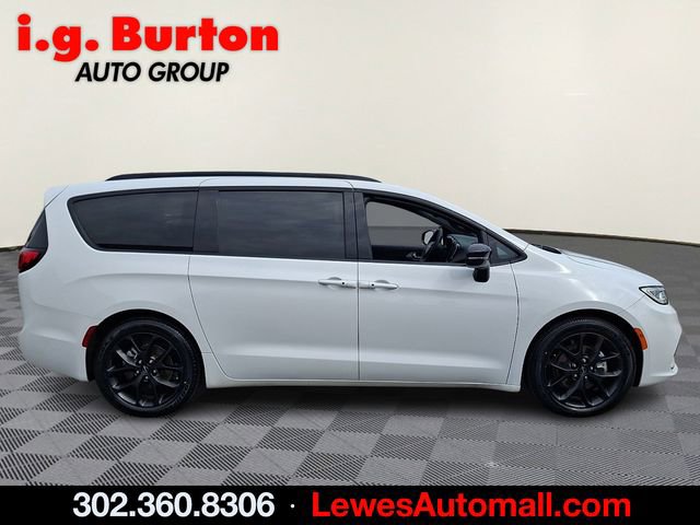 Used 2025 Chrysler Pacifica Limited image 7