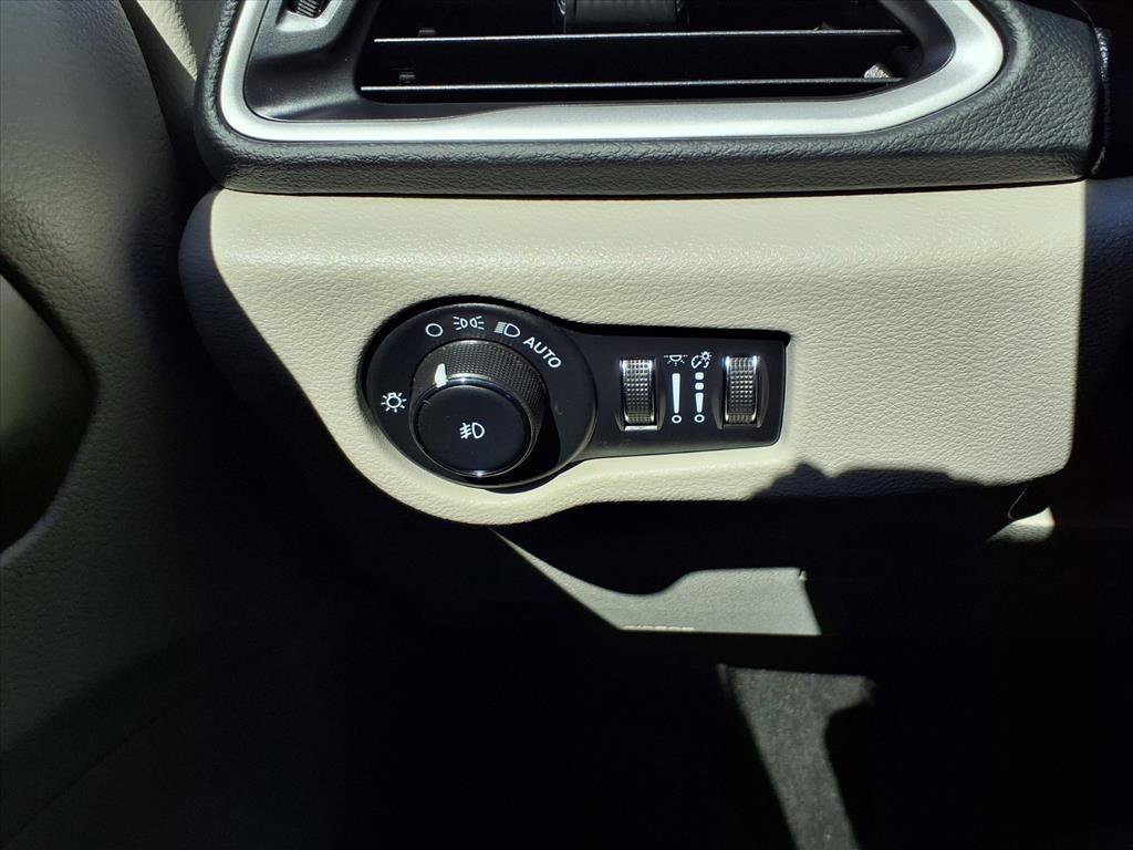 Used 2023 Chrysler Pacifica Touring-L image 8