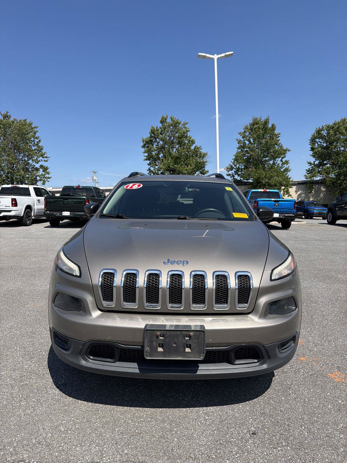 Used 2016 Jeep Cherokee Sport AWD/4WD image 8