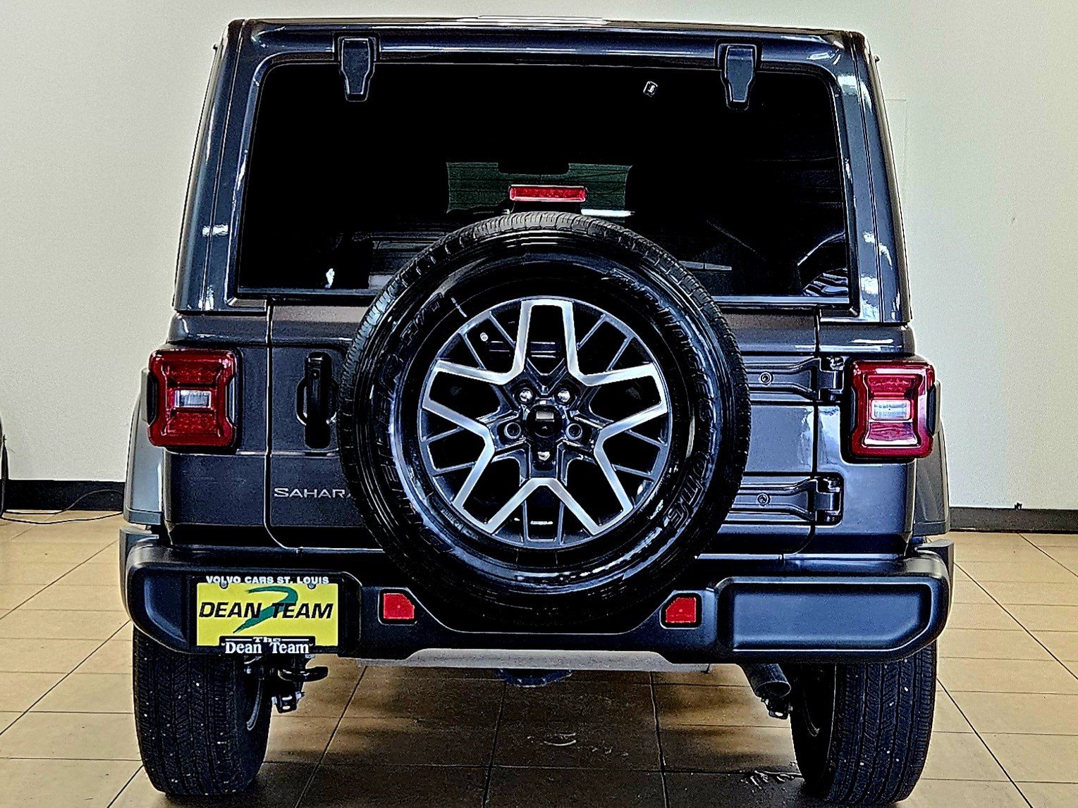 Used 2025 Jeep Wrangler Unlimited Sahara AWD/4WD image 6