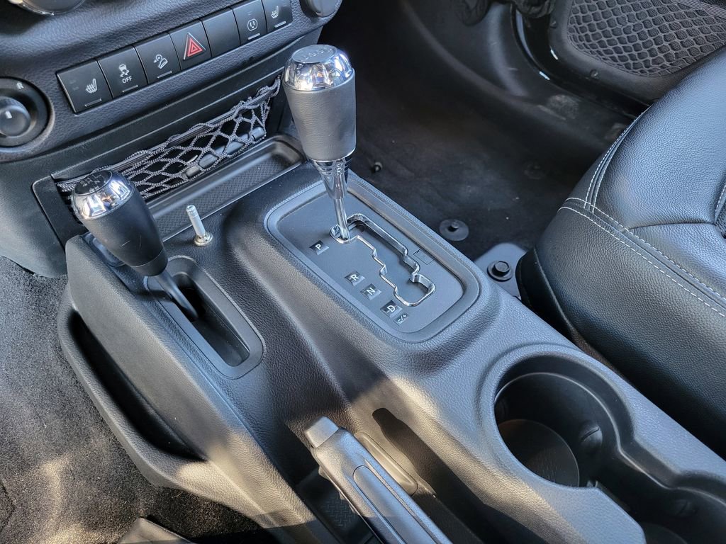 Used 2016 Jeep Wrangler Unlimited Rubicon w/ Connectivity Group image 13